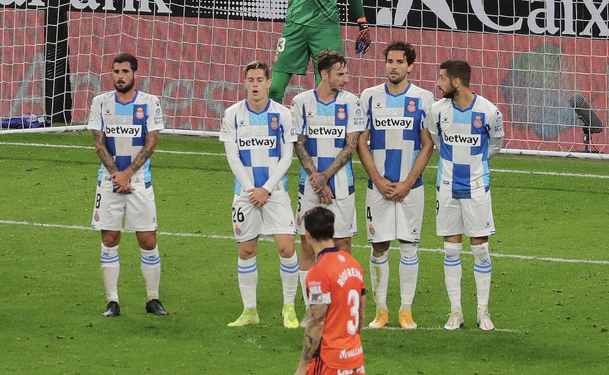 Calero y Cabrera, juntos en el centro de la barrera del Espanyol en su último partido de Liga contra la Ponferradina.