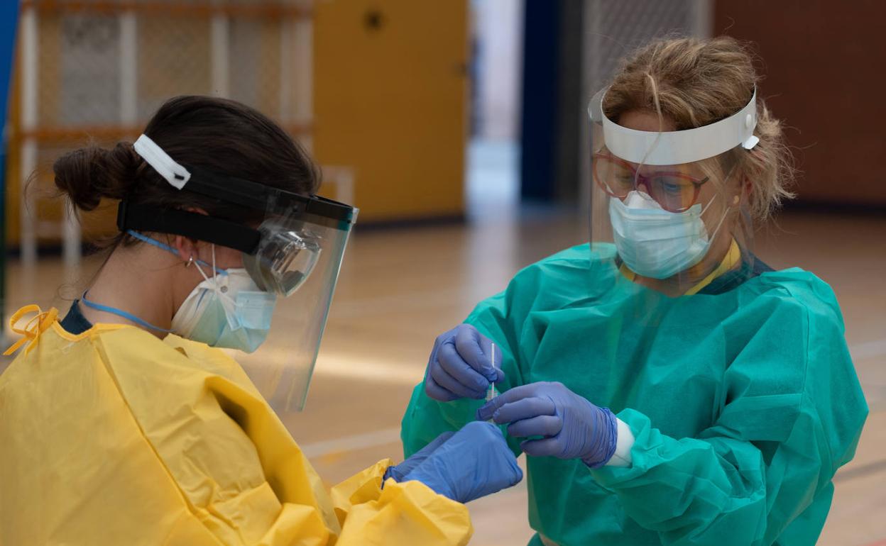 Andalucía suma 4.406 casos en 24 horas, 34 muertes y supera el pico de hospitalizados de marzo