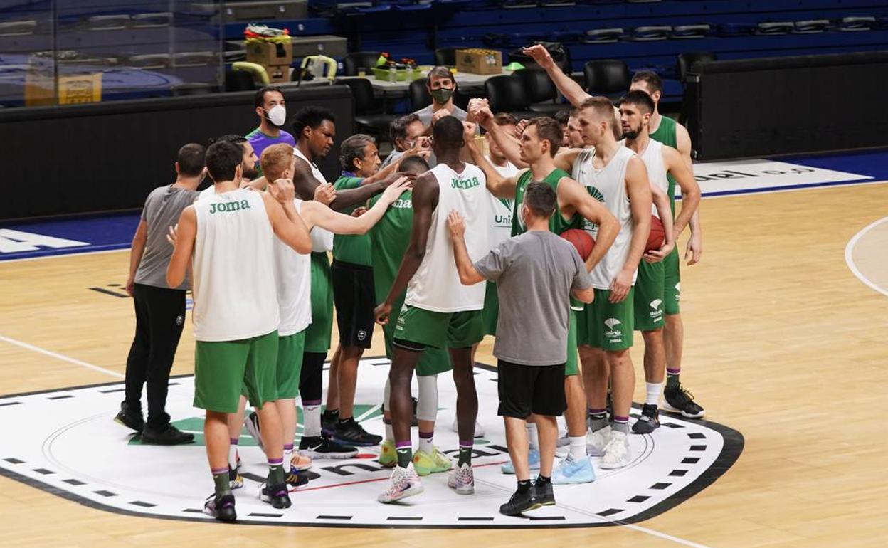 La plantilla del Unicaja hace piña al final de un entrenamiento en el Carpena. 