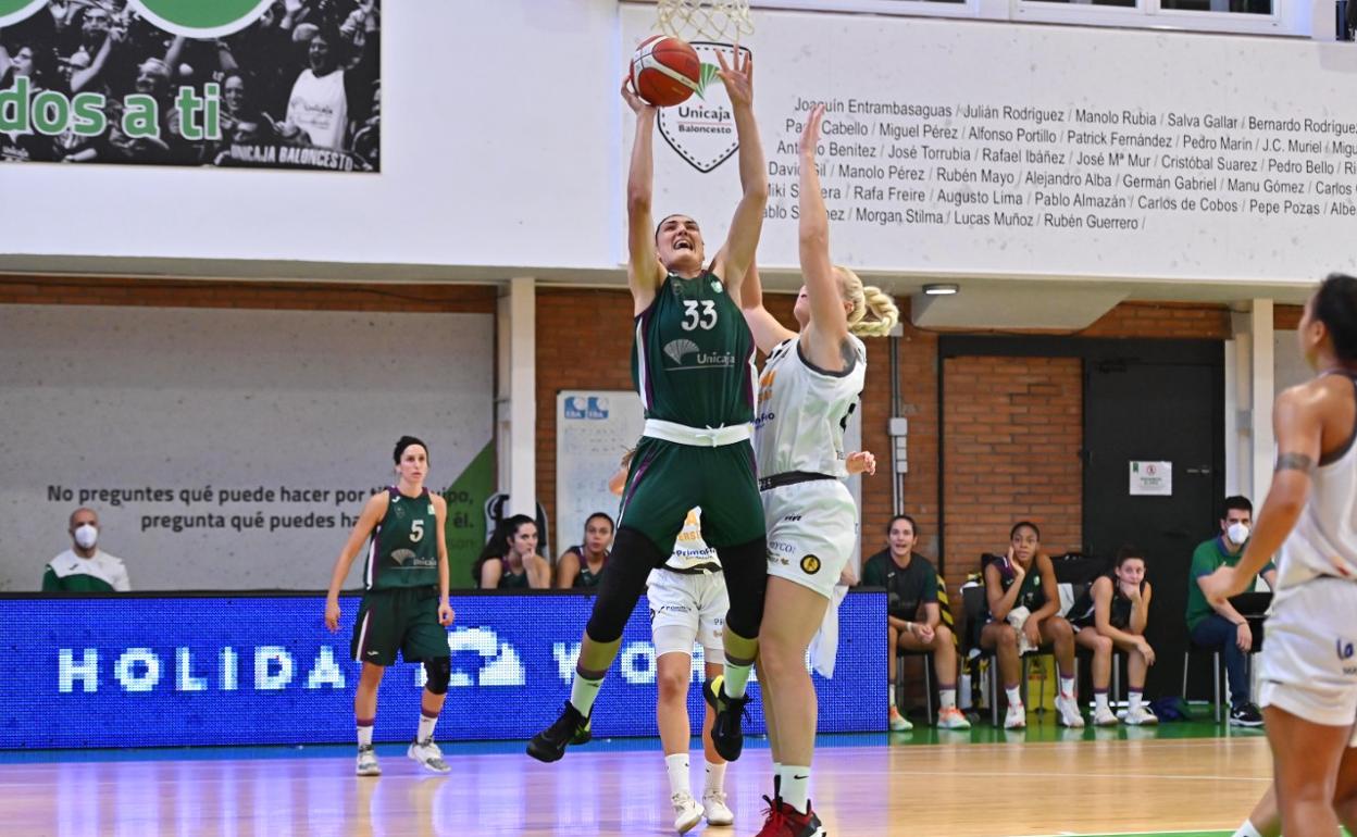 Pocek guía al Unicaja hacia el triunfo ante un correoso UCAM (62-51)