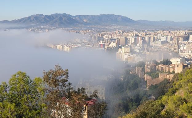 El taró cubre con un manto de niebla el Centro de Málaga