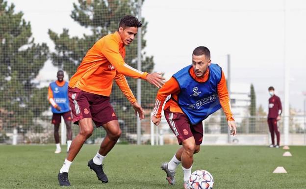 Varane y Hazard, en el entrenamiento de este lunes. 