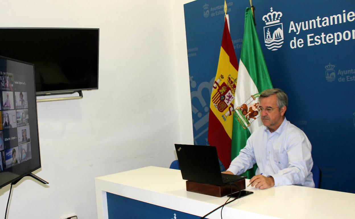 El alcalde de Estepona, durante una de las reuniones telemáticas de la FEMP. 