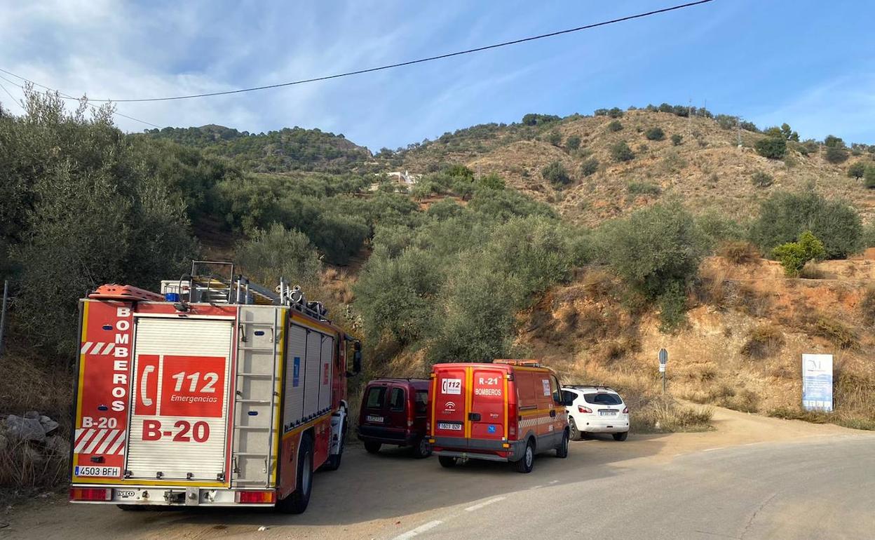 Efectivos sanitarios y de bomberos en el lugar del siniestro. 