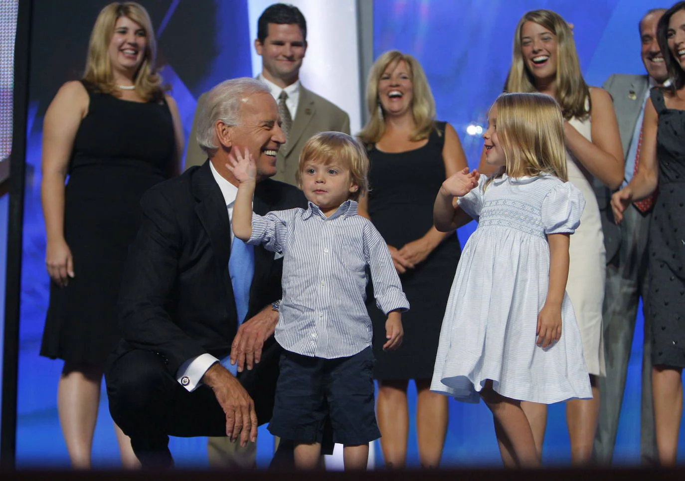 El candidato demócrata a la vicepresidencia de Estados Unidos, el senador Joe Biden (D-DE) y sus familiares se reúnen en el escenario de la Convención Nacional Demócrata de 2008 en Denver, Colorado,