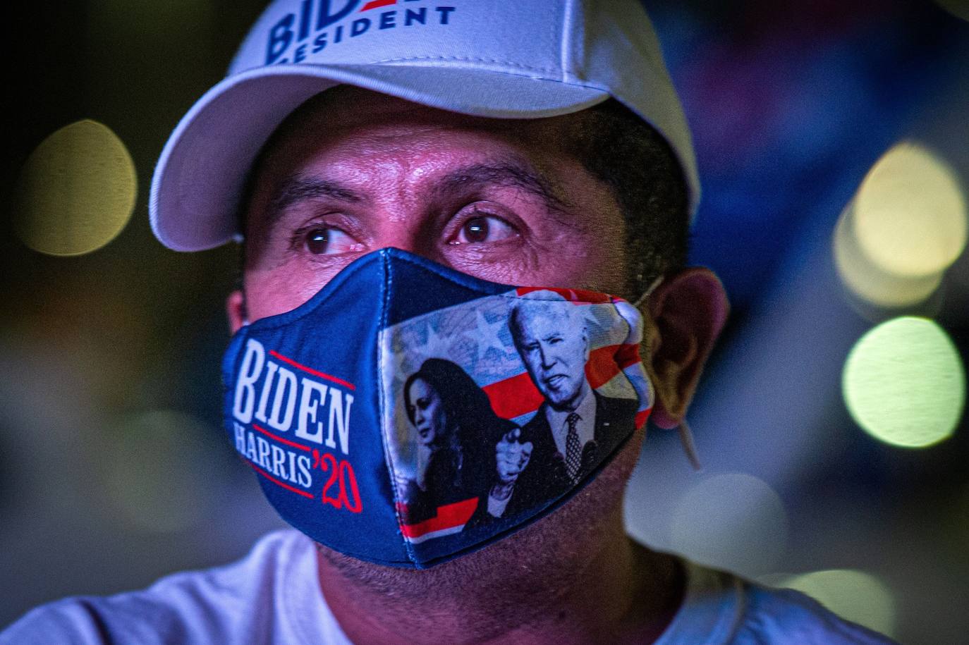 Simpatizantes de Biden siguen los resultados de las elecciones presidenciales.