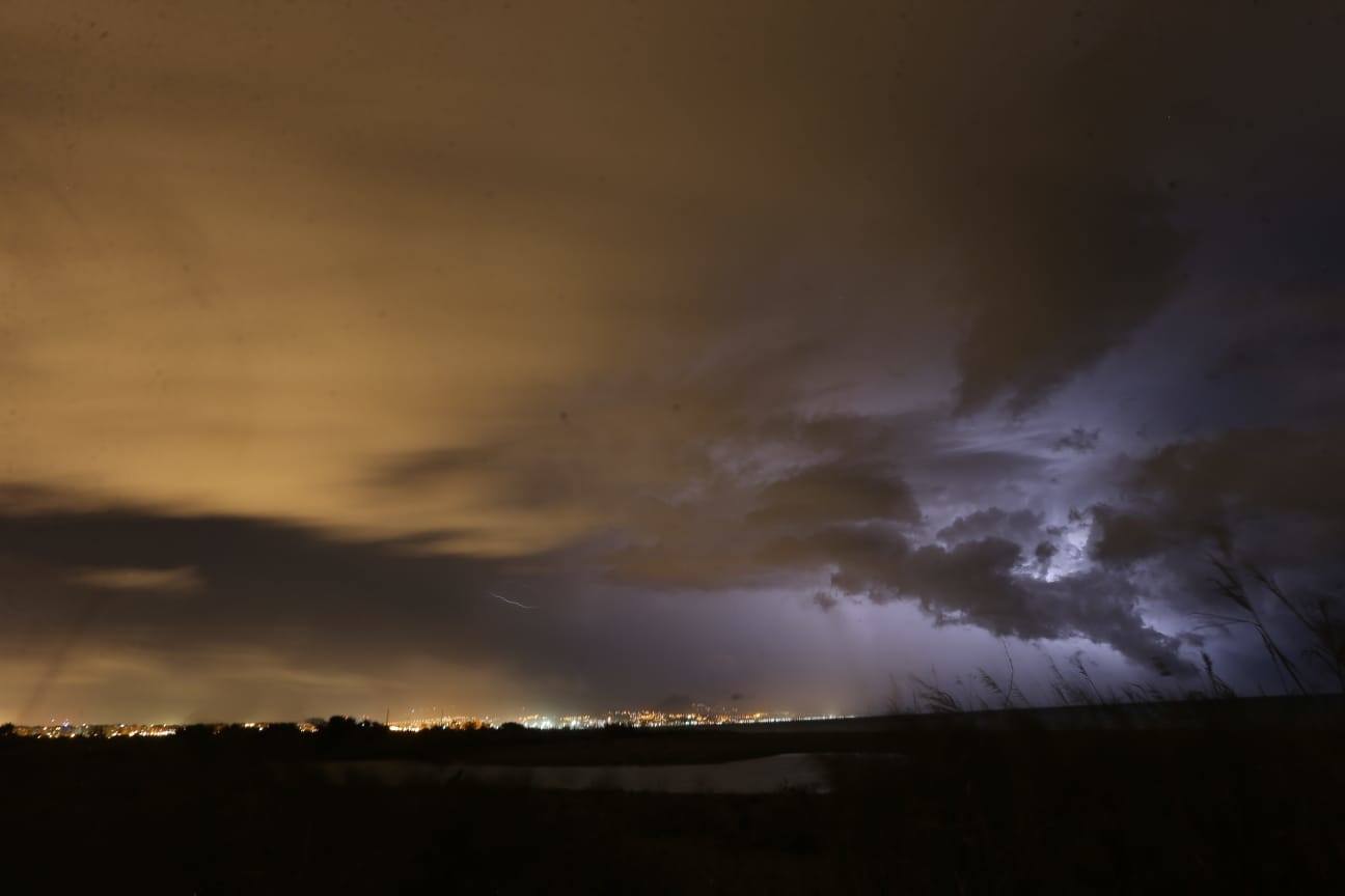 Imagen de la tormenta sobre Málaga, tomada desde Guadalmar