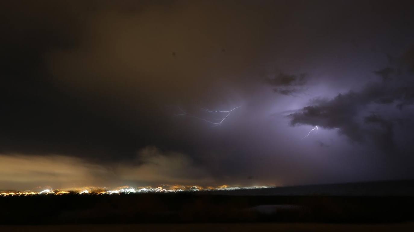 Imagen de la tormenta sobre Málaga, tomada desde Guadalmar