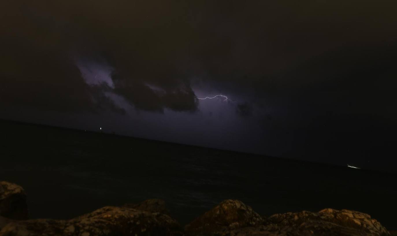 Imagen de la tormenta sobre Málaga, tomada desde Guadalmar