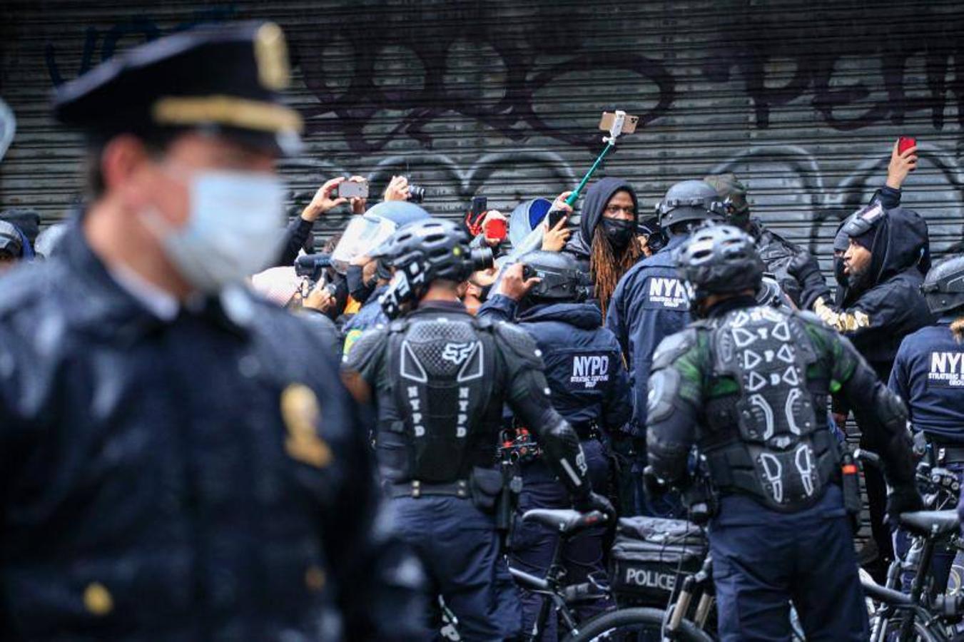 La Policía de Nueva York detienen a personas durante una protesta contra la extrema derecha el 1 de noviembre de 2020 en la ciudad de Nueva York.