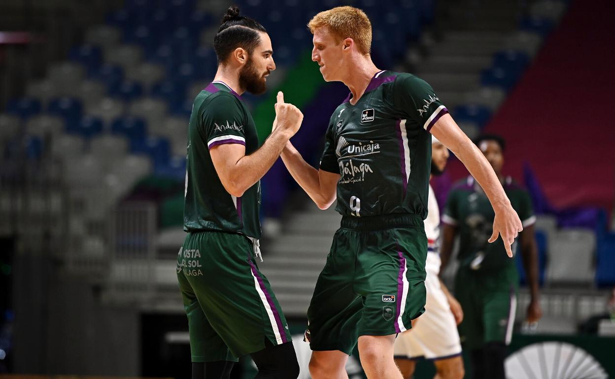 Francis Alonso y Alberto Díaz se felicitan durante el partido del pasado domingo ante el Obradoiro. 