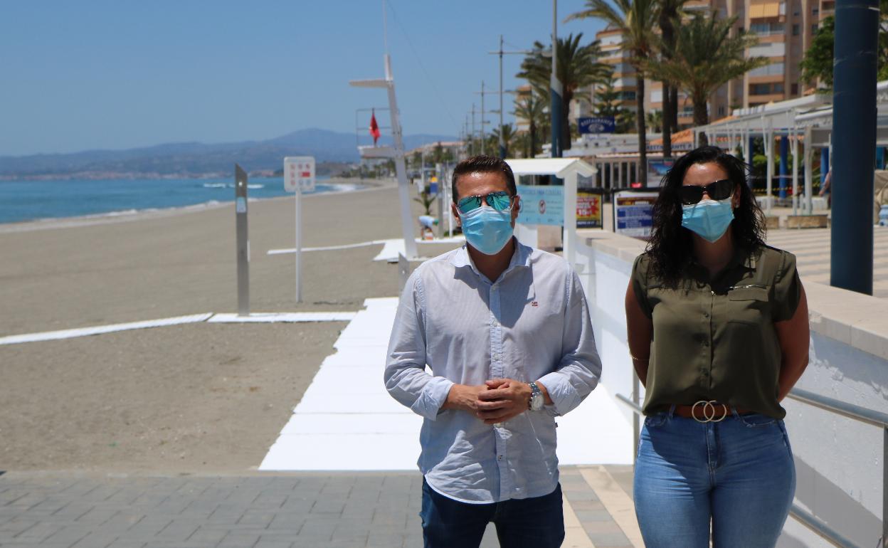El alcalde y la edil de Playas, en el paseo marítimo de Ferrara. 