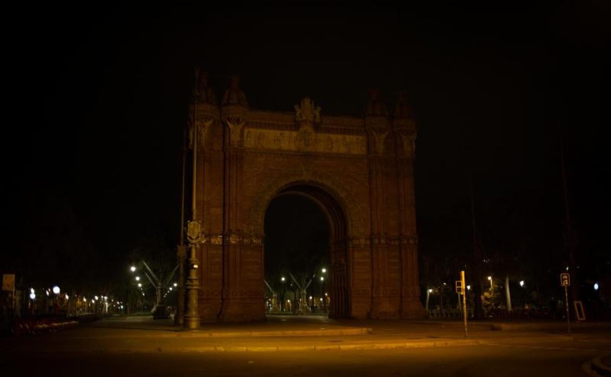 Zona del Arc de Triomf, en Barcelona, vacía al inicio del toque de queda impuesto de 22.00 horas. 