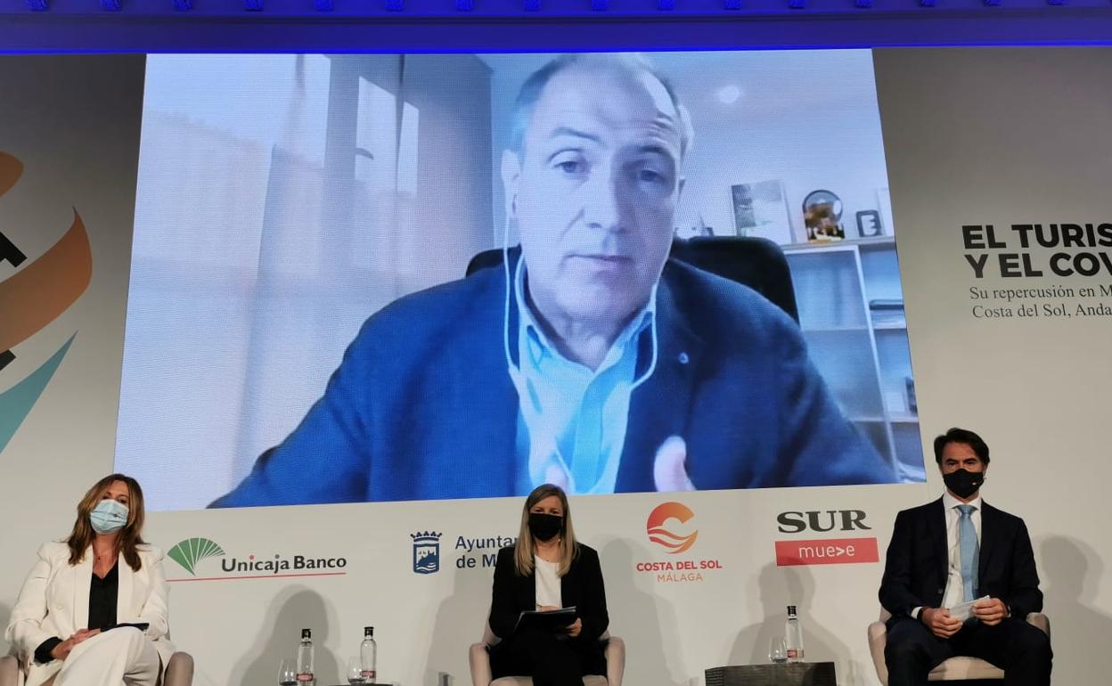 Participantes en la mesa de debate sobre los retos del turismo, celebrado esta mañana. 