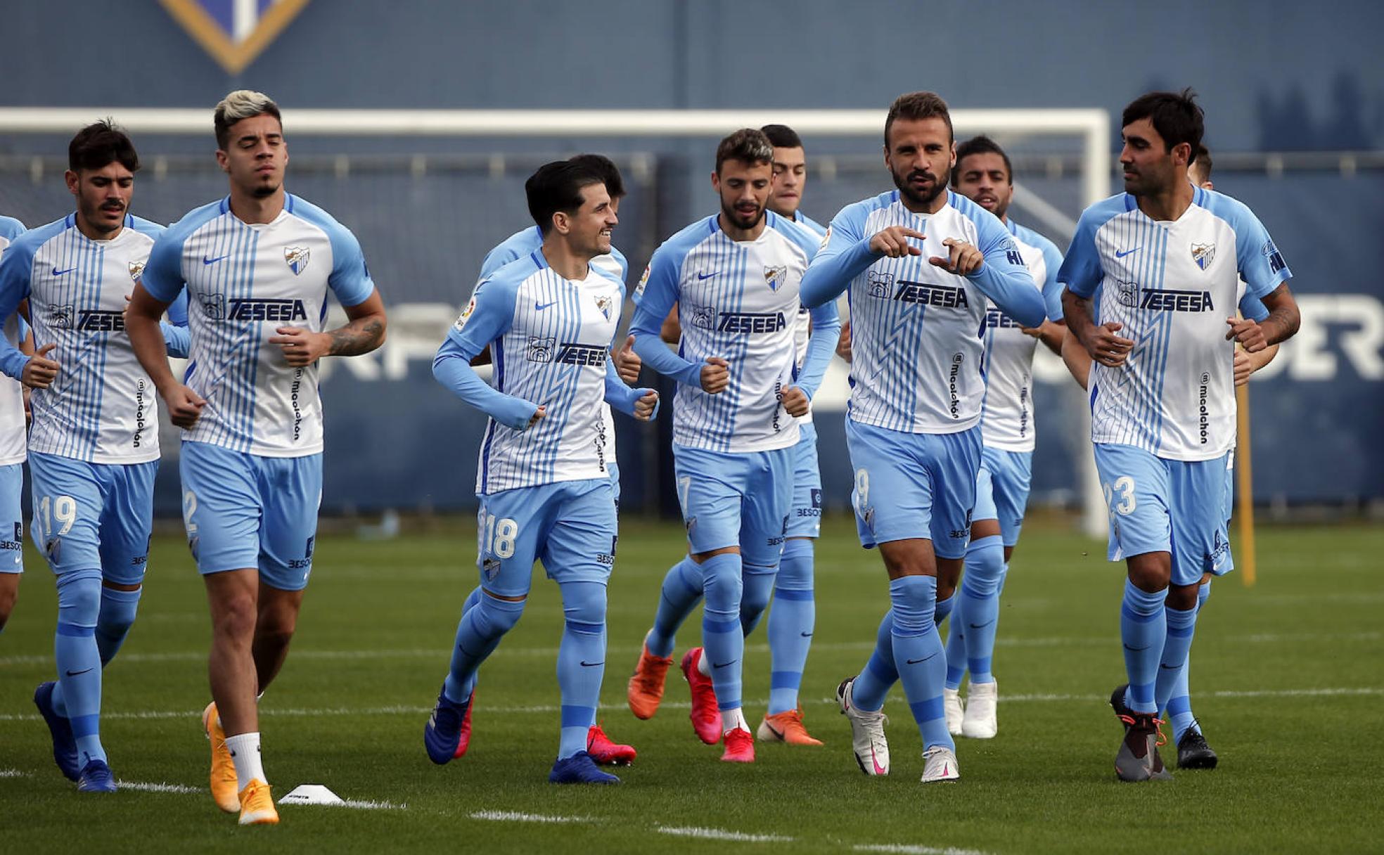 Jugadores del Málaga en el entrenamiento de anteayer, vestidos para la foto oficial del equipo.