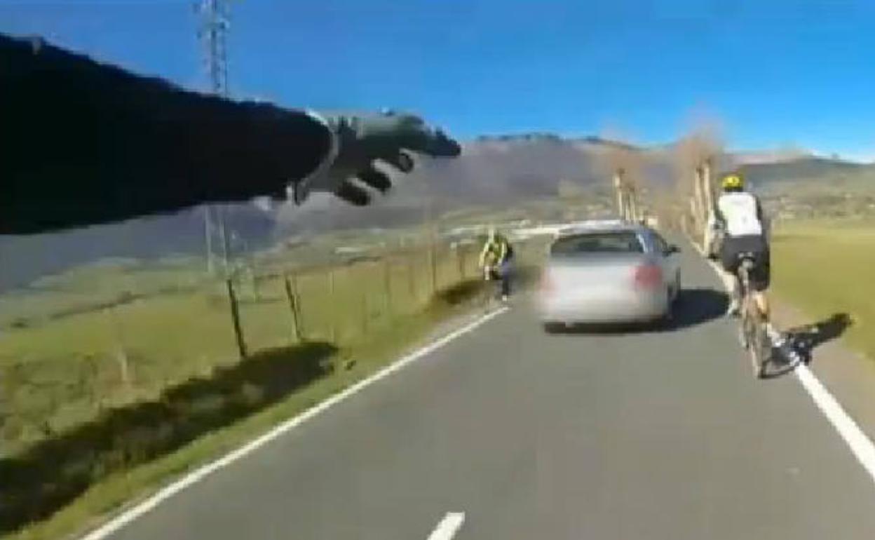 DGT: La maniobra que te puede costar 200 euros al adelantar a un ciclista