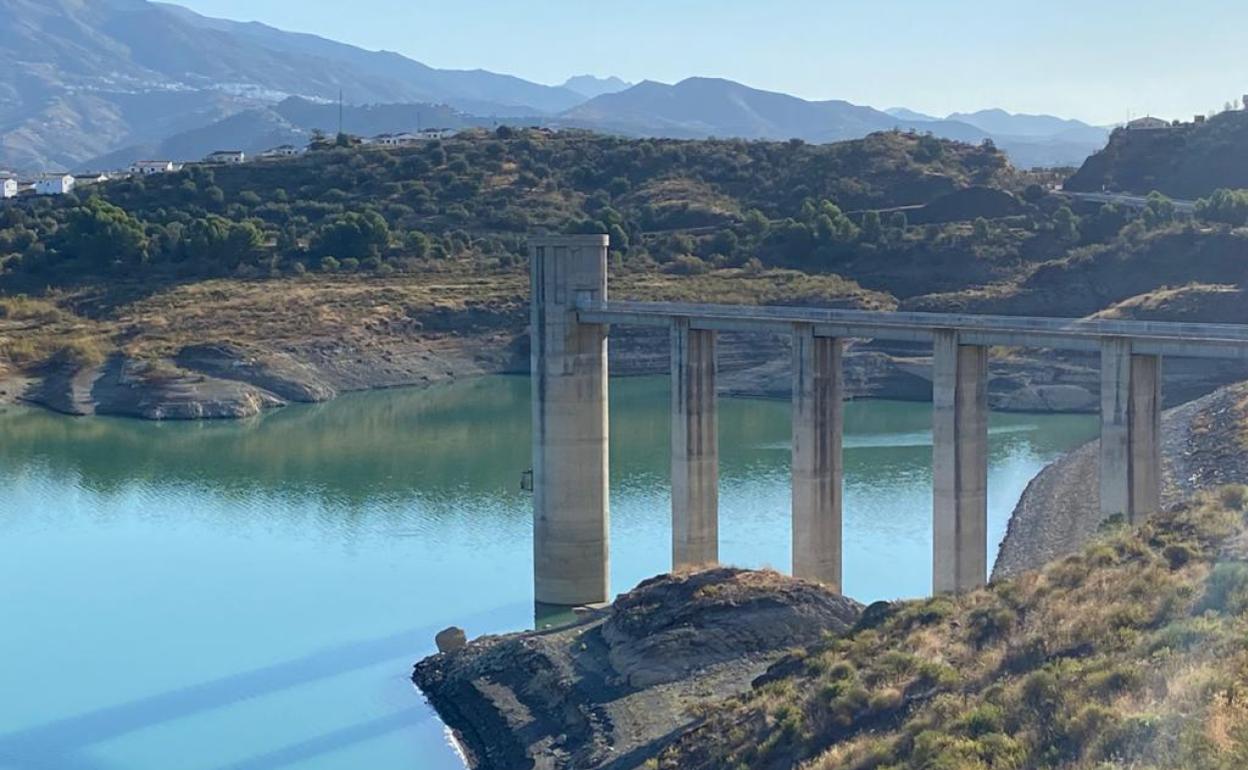 El embalse de La Viñuela, el principal recurso hídrico de la Axarquía, está sólo al 26% de su capacidad. 