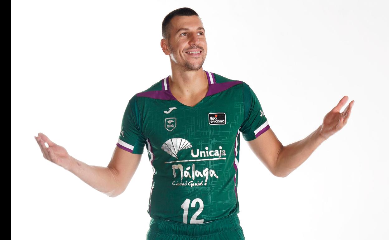 Dragan Milosavljevic, sonriente en una sesión de fotos para la ACB. 