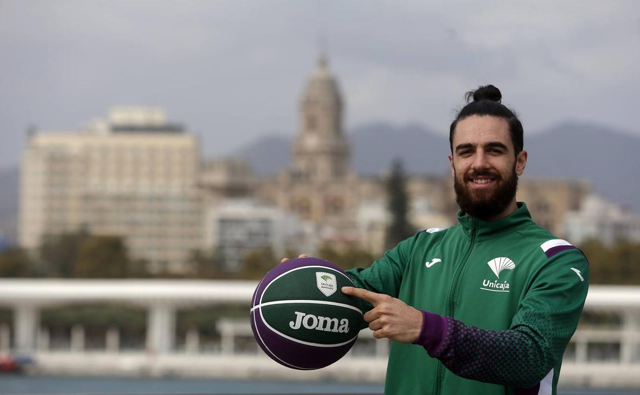 Francis Alonso posa sonriente para SUR en el Muelle Uno con Málaga al fondo. 