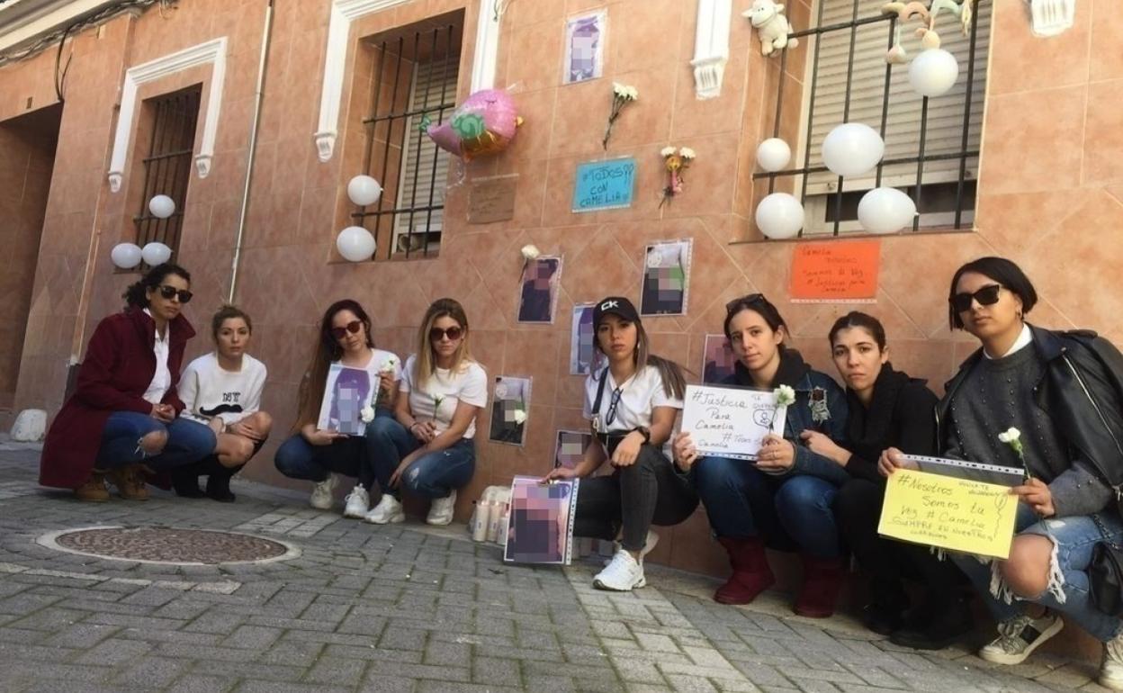 Amigas de Sara se reúnen en memoria de la pequeña Camelia junto a la fachada del edificio donde murió. 