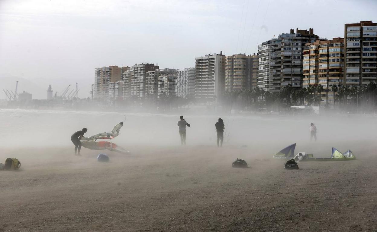 El viento , protagonista de este viernes en Málaga capital. 