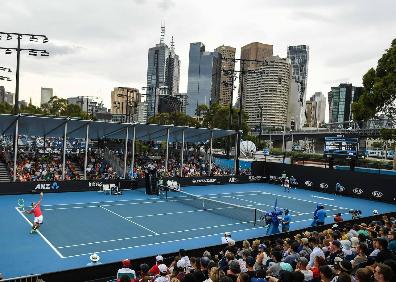 Imagen secundaria 1 - El malagueño, en el Masters 1.000 de Paris Bercy (arriba), en Melbourne (sobre estas líneas) y haciendo una dejada, su golpe más característico, en Roland Garros. 