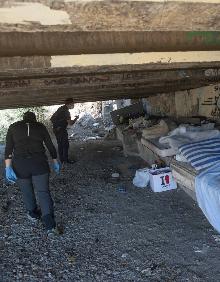 Imagen secundaria 2 - Arriba, Jesús ofrece mascarillas de repuesto a Rafael, que vive en un cajero automático. Abajo, a la izquierda, Gabriel le enseña su DNI a Estefanía. Al lado, la unidad de calle supervisa el lugar donde viven varias personas, debajo del Puente de Arroyo Jaboneros 