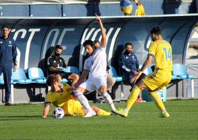 Imagen secundaria 1 - El Marbella tropieza ante el Cádiz B (0-0)