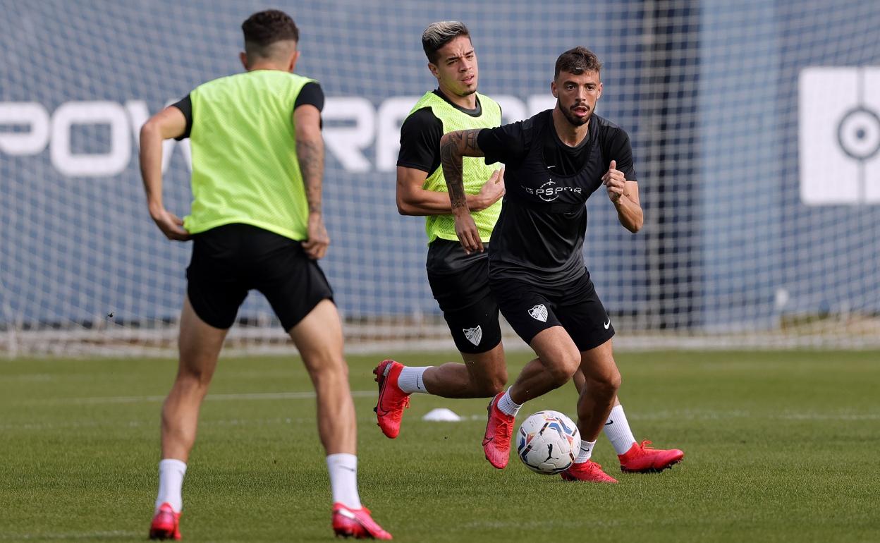 Cristian controla un balón durante un ejercicio en un entrenamiento del Málaga. 