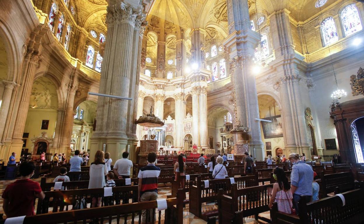 Celebración religiosa en el interior de la Catedral de Málaga. 