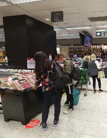 Imagen secundaria 2 - Arriba, algunos negocios ya no sirvieron ayer cenas. Abajo, ambiente en Larios Centro y El Corte Inglés. 