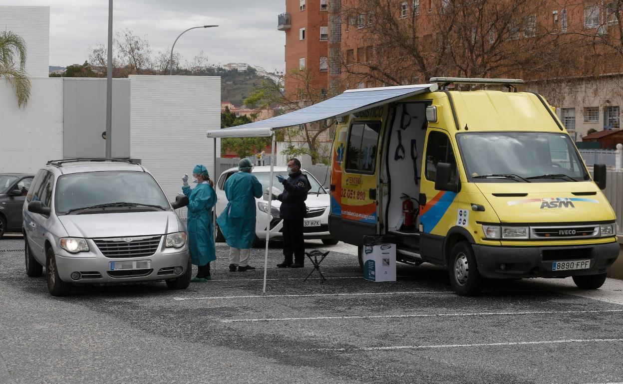 Andalucía suma 3.329 casos en 24 horas, unos mil menos que el lunes pasado, y 29 muertes