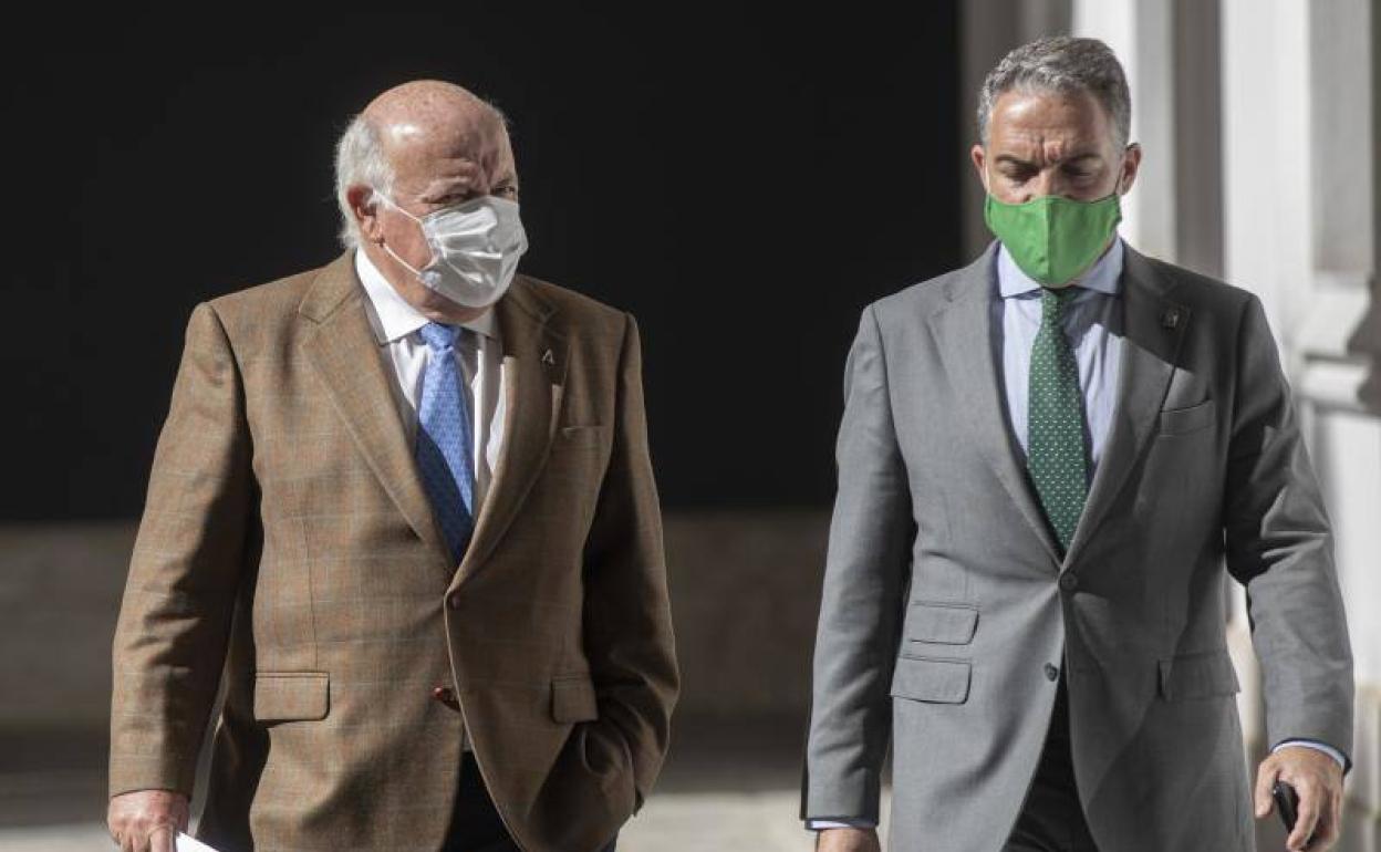 Jesús Aguirre y Elías Bendodo, este martes. 