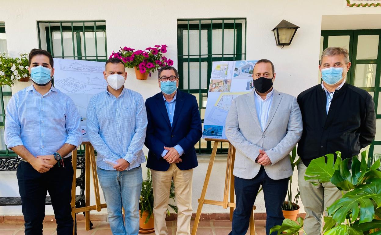 El alcalde, Antonio Moreno (en el centro), ayer durante la presentación del proyecto del centro de mayores. 