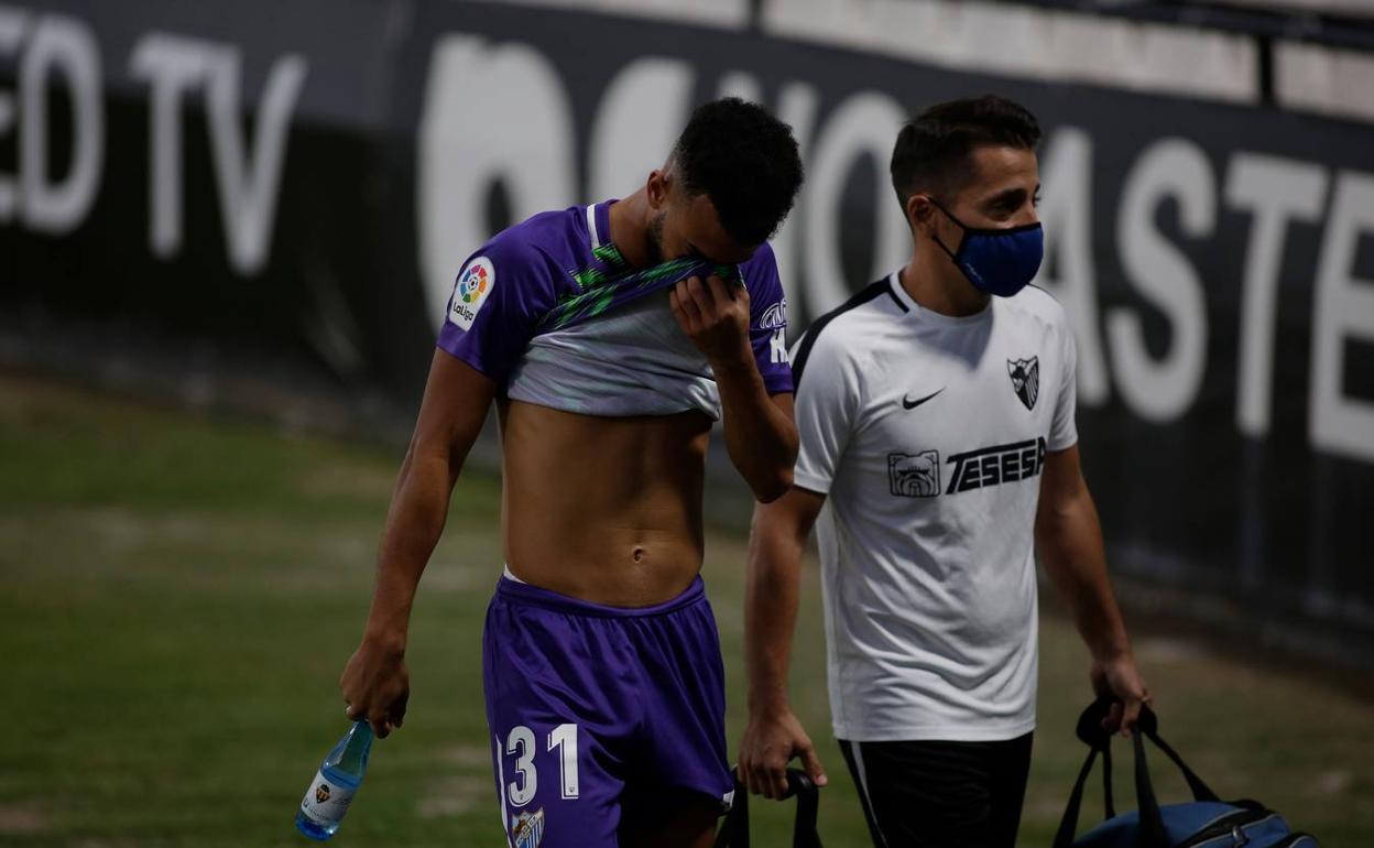 Hicham abandona el terreno de juego de Castalia acompañado del fisioterapeuta Pablo Pérez. 