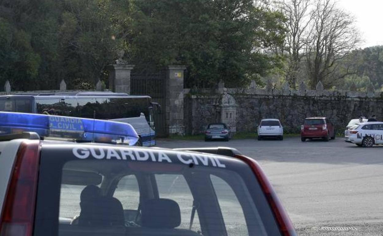 La Guardia Civil vigila la entrada principal del Pazo de Meirás.