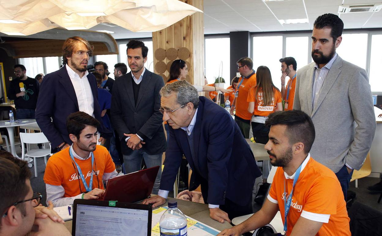 El rector de la UMA, en una visita al edificio El Rayo Verde. 