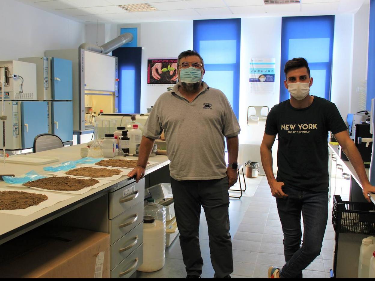 José Damián Ruiz Sinoga y José Antonio Sillero Medina, en uno de los laboratorios del Ada Byron
