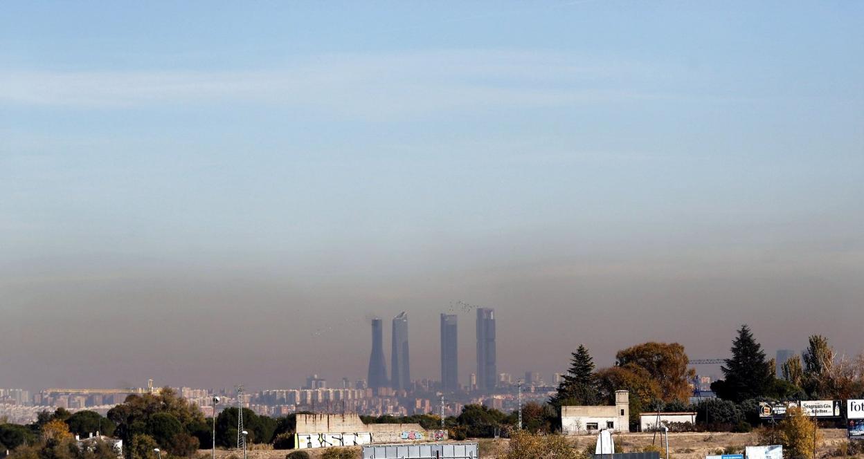  Vista de la capa de contaminación que cubre la ciudad de Madrid. Juan Carlos Hidalgo / efe