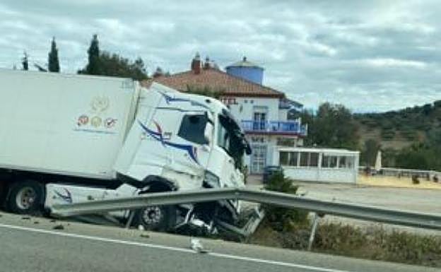 Imagen del camión siniestrado en la mediana de la A-356 en Colmenar. 