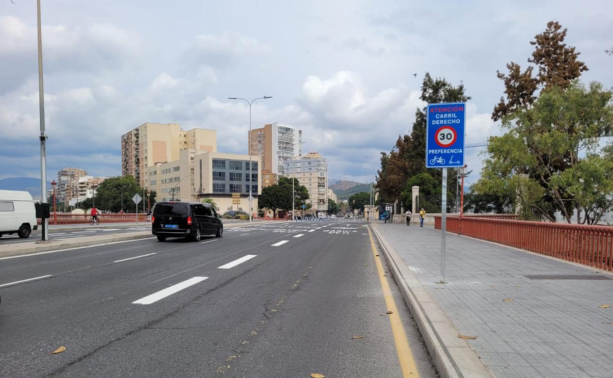 Nueva señal que delimita el carril 30 en la zona de Muelle Heredia. 