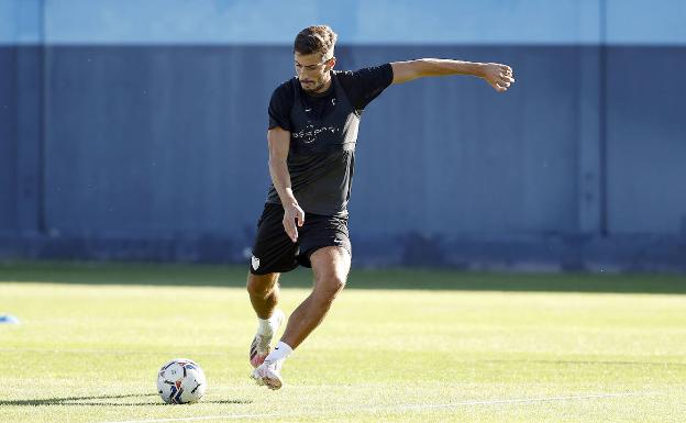 Chavarría se dispone a golpear el balón. 