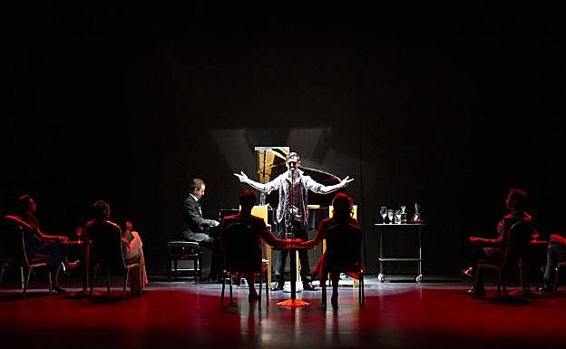 Imagen principal - Distintos momentos de la representación de 'Canciones de Olmedo'.