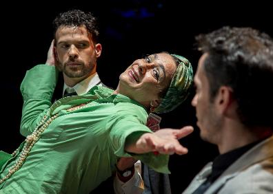 Imagen secundaria 1 - Distintos momentos de la representación de 'Canciones de Olmedo'.