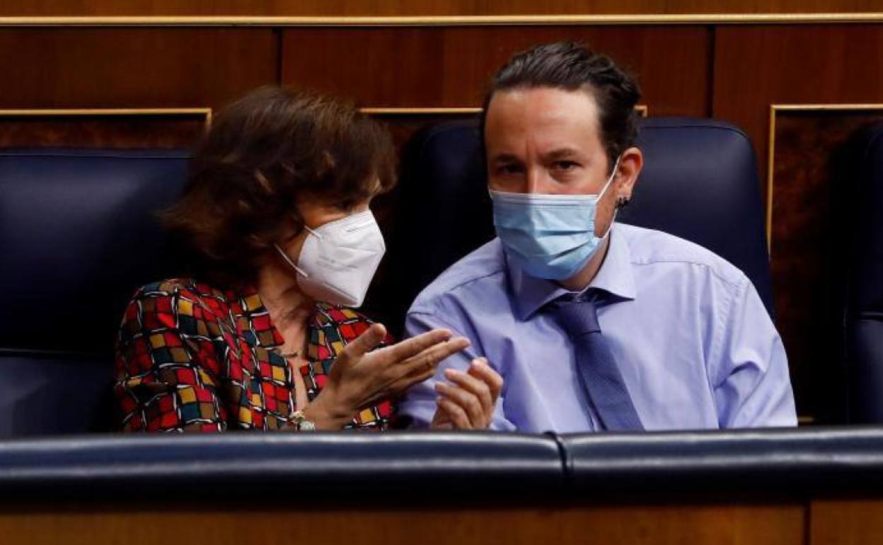 Carmen Calvo y Pablo Iglesias dialogan en el Congreso durante el debate de los Presupuestos.