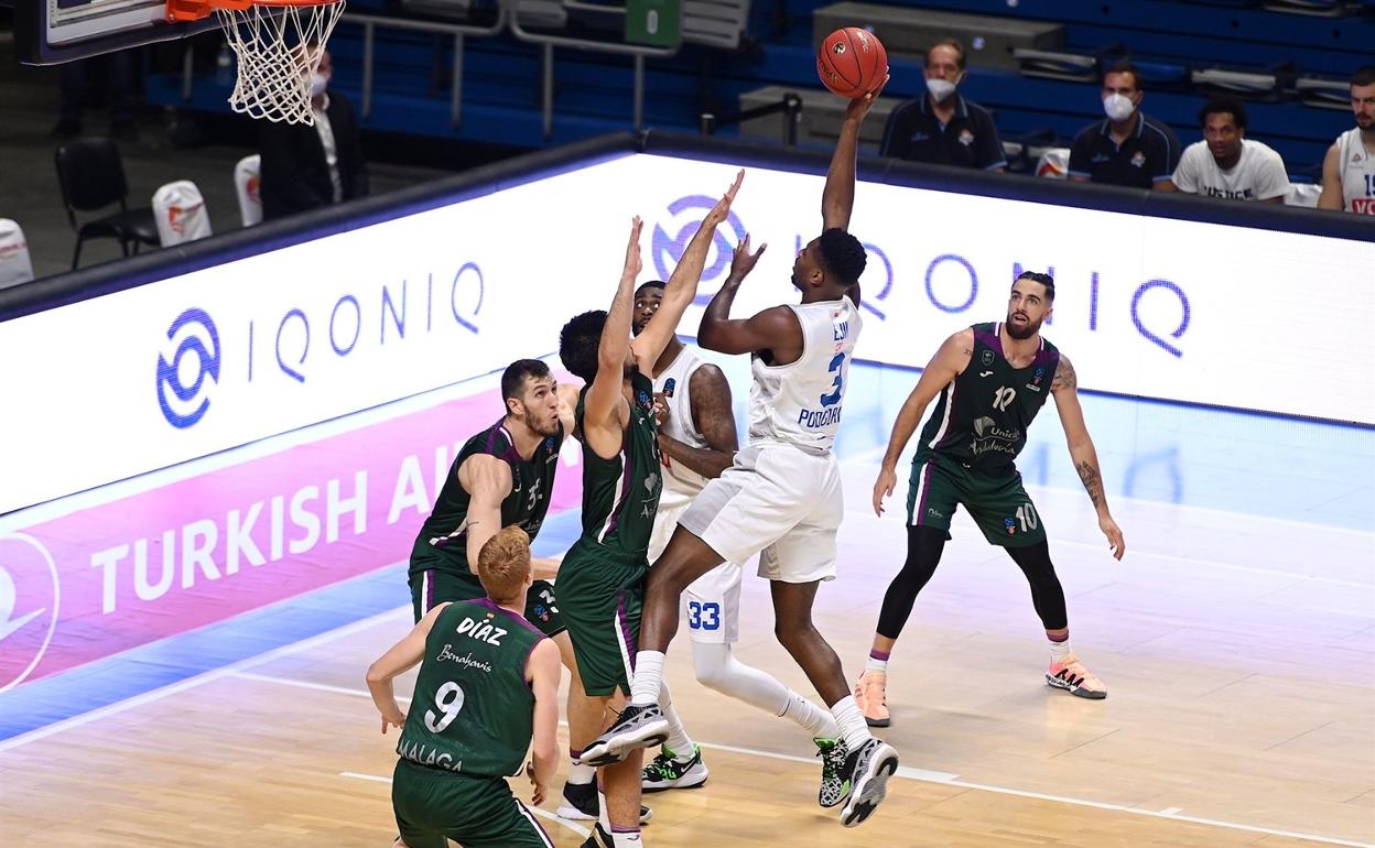 Ejim lanza a canasta durante el partido entre el Unicaja y el Buducnost disputado en Málaga. 