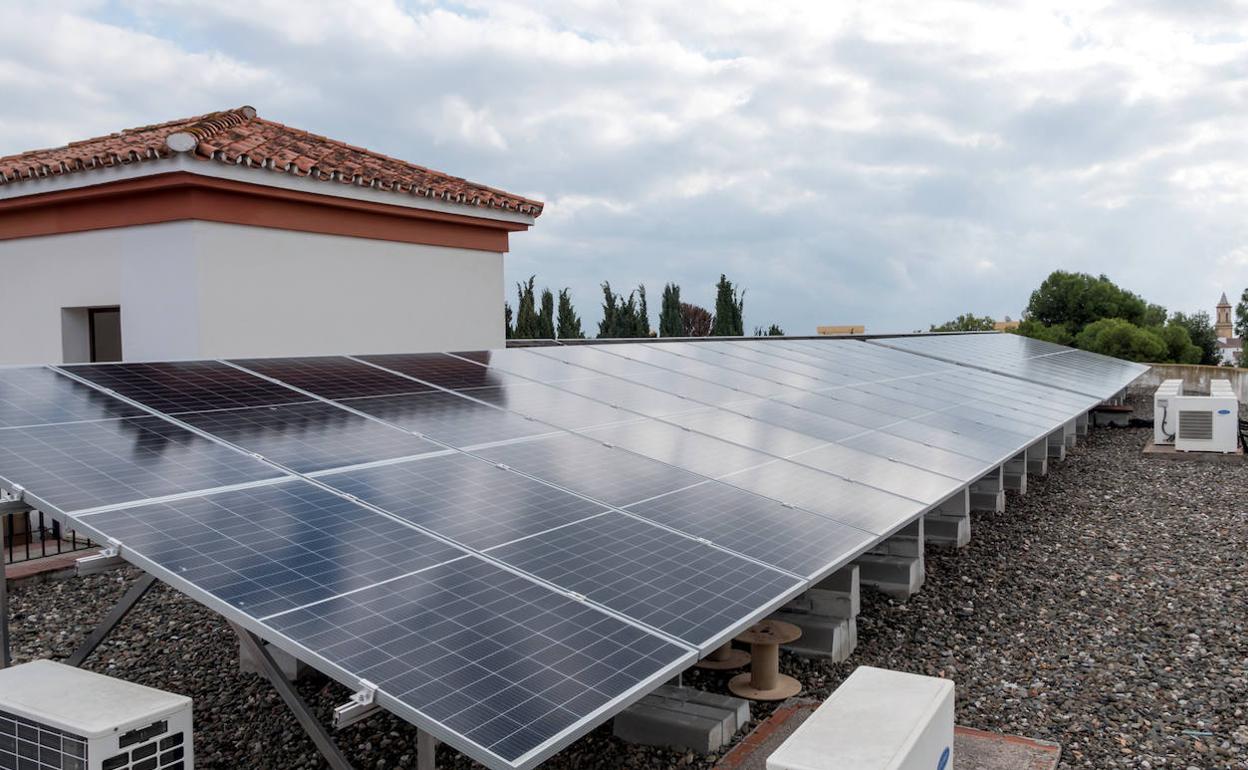 Placas solares instaladas en el centro cultural para mejorar la eficiencia energética. 