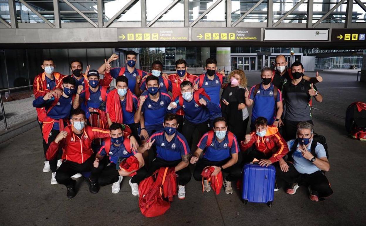 Los veintiún componentes de la expedición del Rincón, a su llegada al Aeropuerto de Málaga. 