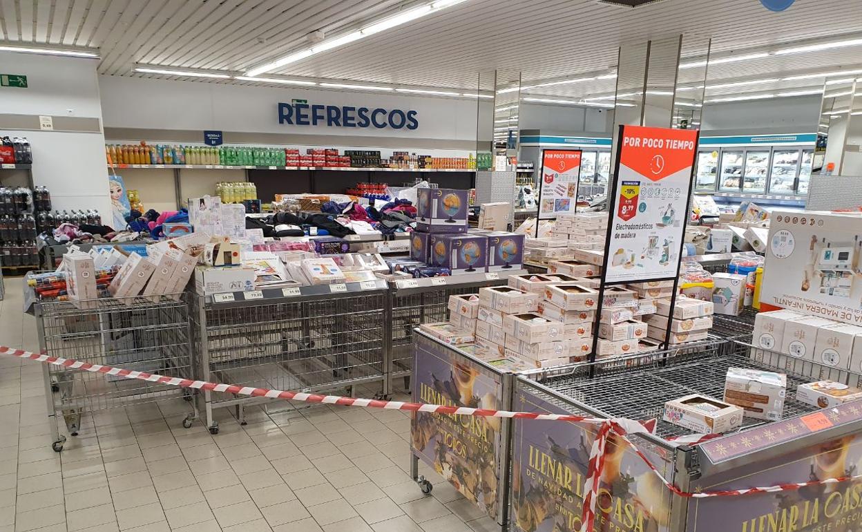 Imagen de uno de los precintos instalados en un supermercado de Torrox. 