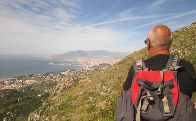 Vistas de Málaga en la subida al Monte de San Antón.